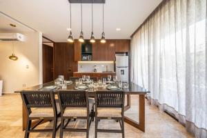 Lux 2BR w Rooftop Pool and private balcony