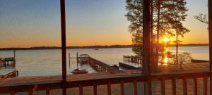 3 BR Riverfront House with Private Boat Dock