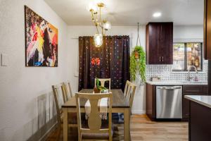 5 Bedroom Home 10 Min Drive To Downtown