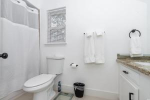 Houston Oasis Pool, Gameroom, & Near IAH Airport