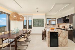 Luxurious Seaview Blue Key Villa with Infinity Heated Pool