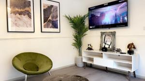 Entire Luxville 5 Bedroom Home