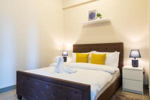 Uptown Parksuites Sky Garden Flr Bright Airy 2 BR balcony