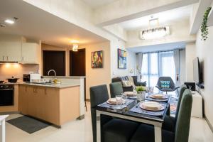 Uptown Parksuites Sky Garden Flr Bright Airy 2 BR balcony