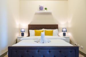 Uptown Parksuites Sky Garden Flr Bright Airy 2 BR balcony