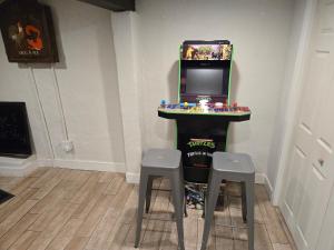 NEW! HUGE 5BR Mountain Views Game Room Hot Tub Lawn Games BBQ