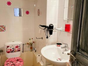 Maisons de vacances Gite de Charme dans un Chateau avec Wifi et Terrasse en Sologne - FR-1-491-464 : photos des chambres