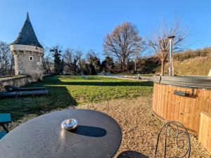 Maisons de vacances Sejour Historique au Domaine de Migny : Gite avec Bain Nordique et Piscine - FR-1-591-731 : photos des chambres