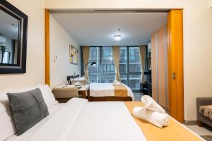 One Uptown Residence 1Br 2Bed Affordable for 4,Uptown Mall Linked