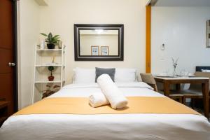 One Uptown Residence 1Br 2Bed Affordable for 4,Uptown Mall Linked