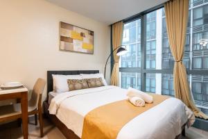 One Uptown Residence 1Br 2Bed Affordable for 4,Uptown Mall Linked