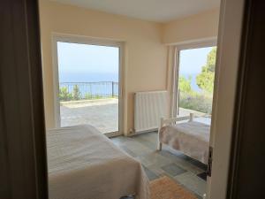 Peaceful Hilltop View Maisonette