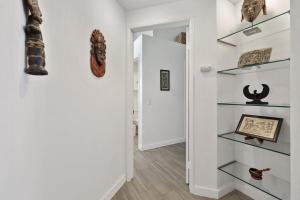 RARE Poolside - LUXE 1BR King, Pool, EV station