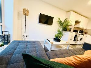 Spacious 2 Bed Flat Free Private Parking