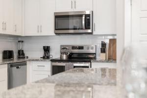 Private Full King Bed, Parks Nearby, Pool, Gym, Pet Allowed
