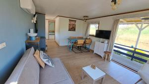 Waterlodge met waterfiets op monumentaal fort