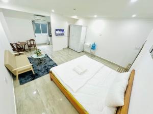 I Riverside 202B I Spacious Studio With Kitchen