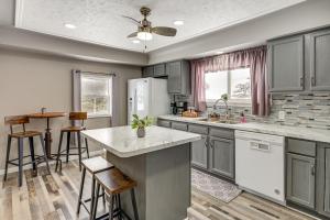 Charming Curtis House Large Deck with Lake View!