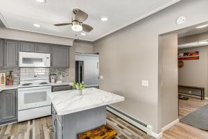 Charming Curtis House Large Deck with Lake View!