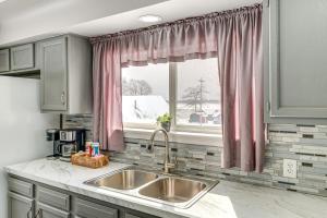 Charming Curtis House Large Deck with Lake View!