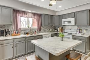 Charming Curtis House Large Deck with Lake View!