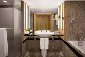 Club lounge access, Executive Suite, 1 King, City view