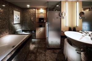 Club lounge access, Junior Suite, 1 King, City view, Pool access