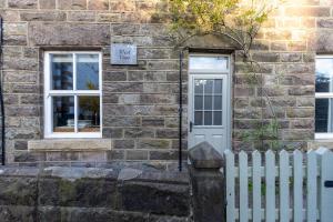 WEST VIEW COTTAGE - Charming Wensley Cottage in the Heart of Peaks