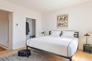 The Slant - Trendy Spot in the Heart of Montreal