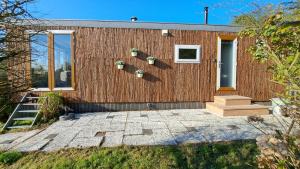 Het witte chalet aan het water van monumentaal fort