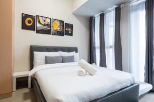 Uptown Parksuites BGC 1BR, Hi Flr Great view fr Balcony with Washer