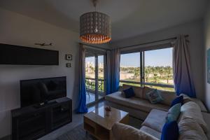 Direct to the Pool 2BR Getaway in Einbay