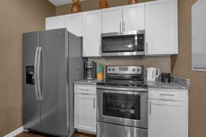 Dluxx Perfect Townhouse next to Disney Parks 3204