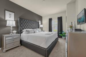 Dluxx Perfect Townhouse next to Disney Parks 3204