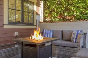 Charming Luxury Home near DT and Lonsdale Quay