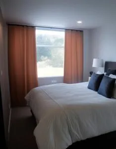 Habitación central con balcón, baño privado y parqueadero - Sirata