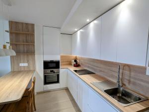 Modern penthouse apartment – 1 min from the beach