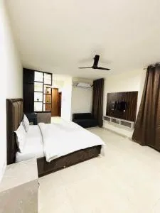 Sunset Studios - Vrindāvan