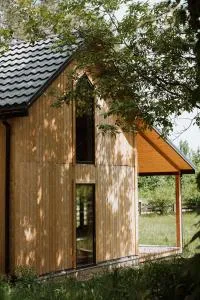 Domek nad Bugiem z balią w zielonej okolicy - Korczew