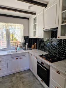 Domek "Pod Laskiem" DomkinadBugiem - jaccuzzi na życzenie, wspólne dla 2 domków