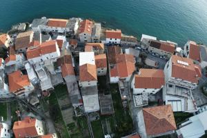 Sea Breeze Studio Apartment, 30m to Pebble Beach, Central Stobreč with Summer Amenities