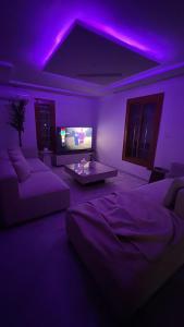 Private floor of a villa - 10 min to airport