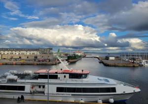 Central Stay with Free Parking Private Room in Shared Flat