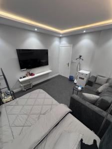 Modern Luxe Studio 12C