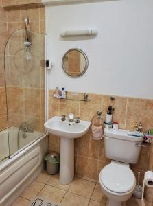 Central Stay with Free Parking Private Room in Shared Flat