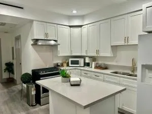 Newly Built Stylish Modern 2B2B In LA - Raymer