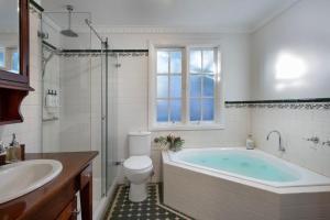 Wrenwood Cottage- outdoor spa in serene setting