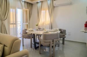 Luxury Jacuzzi Apt with AUC View