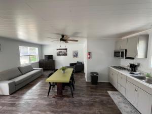 Two-Bedroom Apartment room in Little Ted's Cottages