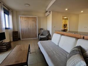 ESTUDIO en PRIMERA LINEA PLAYA